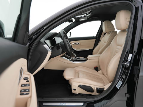 BMW 3 Serie Touring 330i High Executive Edition Sport-Pack Aut. *VERNASCA-FULL-LEATHER | DIGI-COCKPIT | FULL-LED | SPORT-SEATS | HIFI-SOUND | AMBIENT-LIGHT | HEATED-SEATS | DAB | NAVI-FULLMAP | ECC | CARPLAY | PDC | CRUISE | 18"ALU*