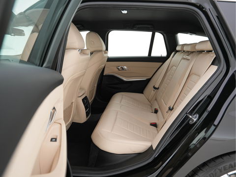 BMW 3 Serie Touring 330i High Executive Edition Sport-Pack Aut. *VERNASCA-FULL-LEATHER | DIGI-COCKPIT | FULL-LED | SPORT-SEATS | HIFI-SOUND | AMBIENT-LIGHT | HEATED-SEATS | DAB | NAVI-FULLMAP | ECC | CARPLAY | PDC | CRUISE | 18"ALU*