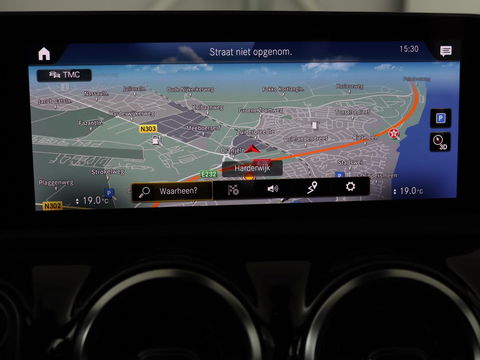 Mercedes-Benz A-Klasse 180d AMG | 36.600km NAP | Panoramadak | Stoelverwarming | Carplay | Camera | Full LED | Navigatie | Leder/Alcantara | Widescreen
