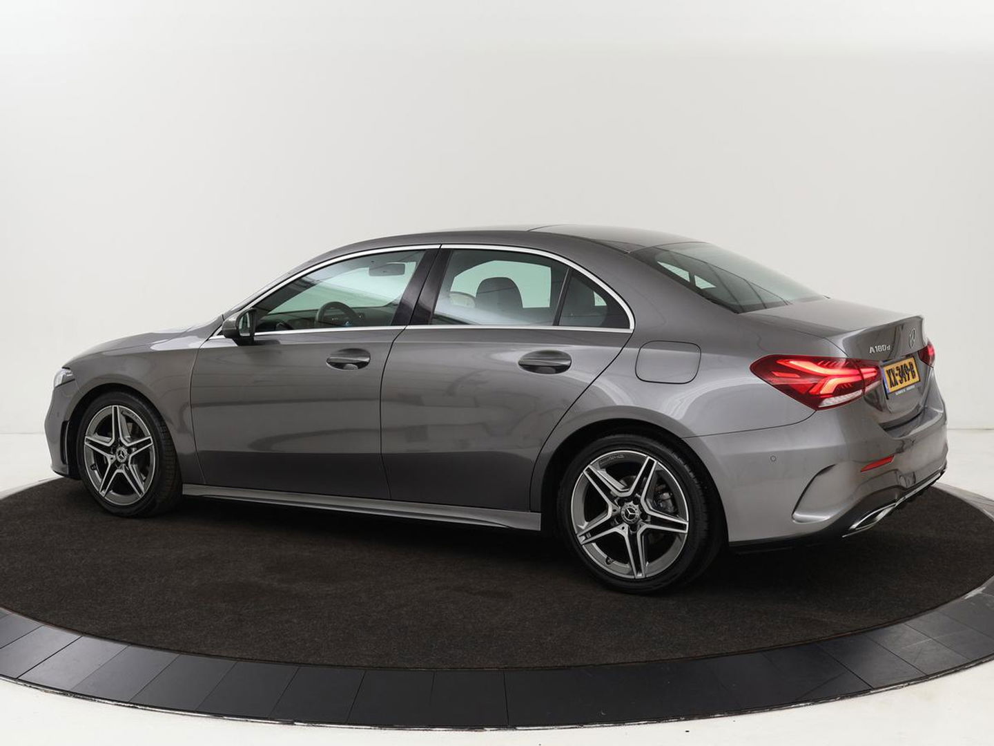 Mercedes-Benz A-Klasse 180d AMG | 36.600km NAP | Panoramadak | Stoelverwarming | Carplay | Camera | Full LED | Navigatie | Leder/Alcantara | Widescreen