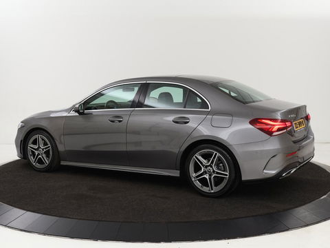 Mercedes-Benz A-Klasse 180d AMG | 36.600km NAP | Panoramadak | Stoelverwarming | Carplay | Camera | Full LED | Navigatie | Leder/Alcantara | Widescreen