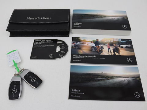 Mercedes-Benz A-Klasse 180d AMG | 36.600km NAP | Panoramadak | Stoelverwarming | Carplay | Camera | Full LED | Navigatie | Leder/Alcantara | Widescreen