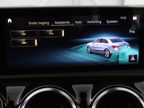 Mercedes-Benz A-Klasse 180d AMG | 36.600km NAP | Panoramadak | Stoelverwarming | Carplay | Camera | Full LED | Navigatie | Leder/Alcantara | Widescreen