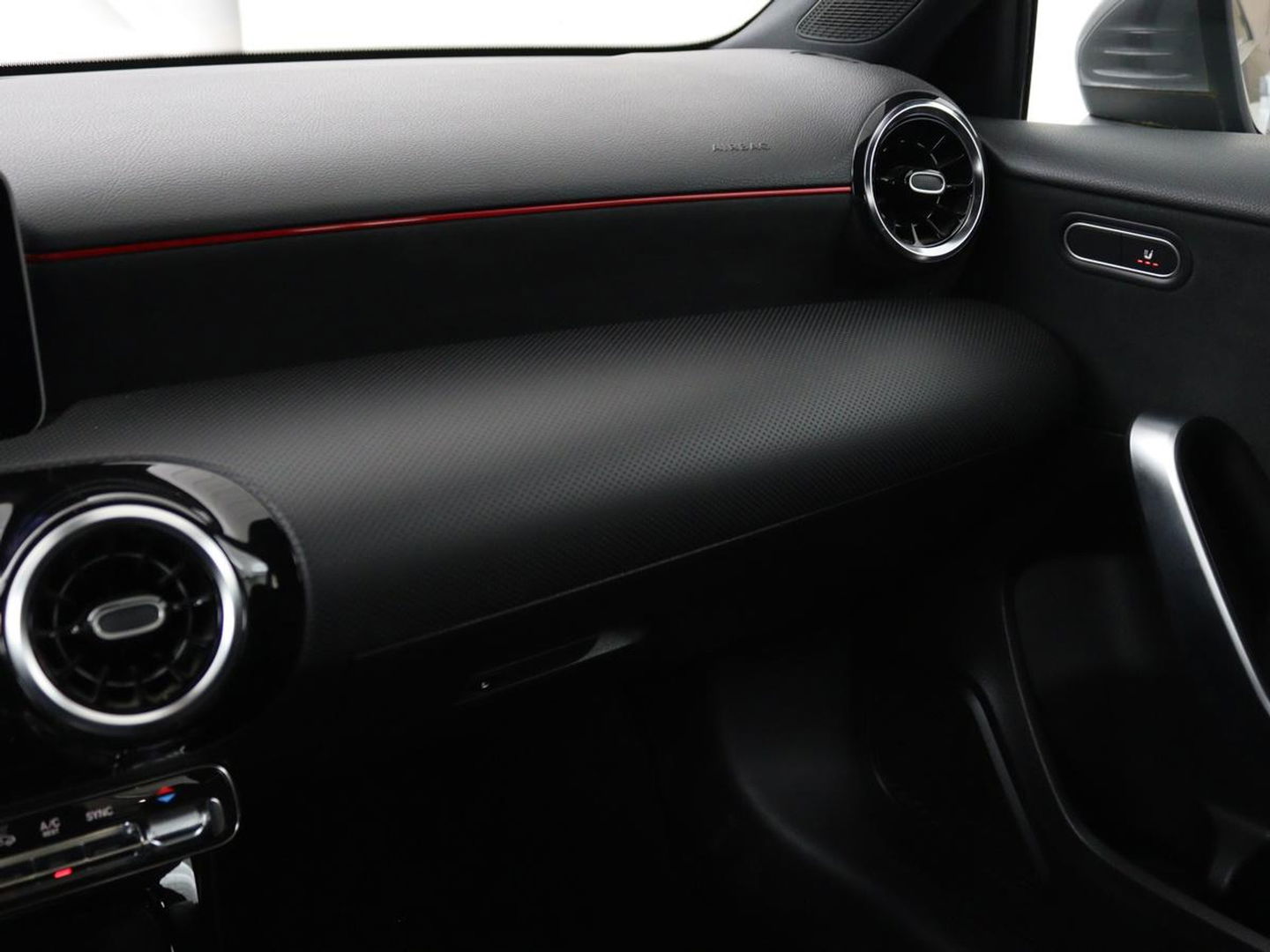 Mercedes-Benz A-Klasse 180d AMG | 36.600km NAP | Panoramadak | Stoelverwarming | Carplay | Camera | Full LED | Navigatie | Leder/Alcantara | Widescreen
