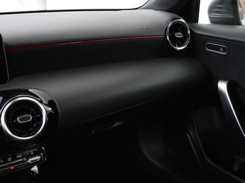 Mercedes-Benz A-Klasse 180d AMG | 36.600km NAP | Panoramadak | Stoelverwarming | Carplay | Camera | Full LED | Navigatie | Leder/Alcantara | Widescreen