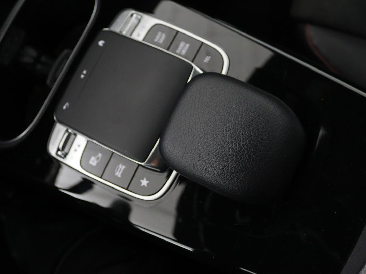 Mercedes-Benz A-Klasse 180d AMG | 36.600km NAP | Panoramadak | Stoelverwarming | Carplay | Camera | Full LED | Navigatie | Leder/Alcantara | Widescreen