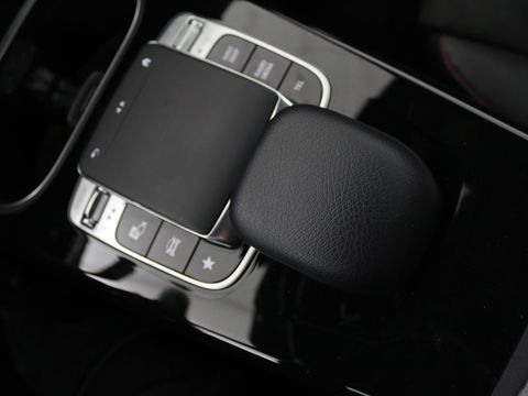 Mercedes-Benz A-Klasse 180d AMG | 36.600km NAP | Panoramadak | Stoelverwarming | Carplay | Camera | Full LED | Navigatie | Leder/Alcantara | Widescreen