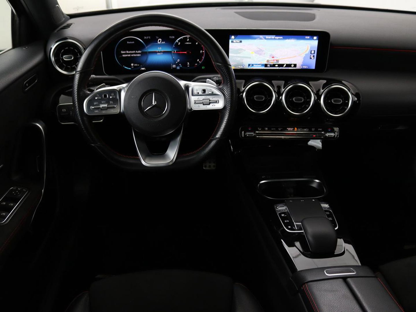 Mercedes-Benz A-Klasse 180d AMG | 36.600km NAP | Panoramadak | Stoelverwarming | Carplay | Camera | Full LED | Navigatie | Leder/Alcantara | Widescreen