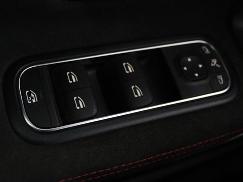 Mercedes-Benz A-Klasse 180d AMG | 36.600km NAP | Panoramadak | Stoelverwarming | Carplay | Camera | Full LED | Navigatie | Leder/Alcantara | Widescreen