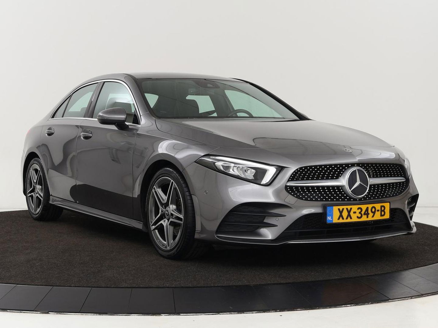 Mercedes-Benz A-Klasse 180d AMG | 36.600km NAP | Panoramadak | Stoelverwarming | Carplay | Camera | Full LED | Navigatie | Leder/Alcantara | Widescreen
