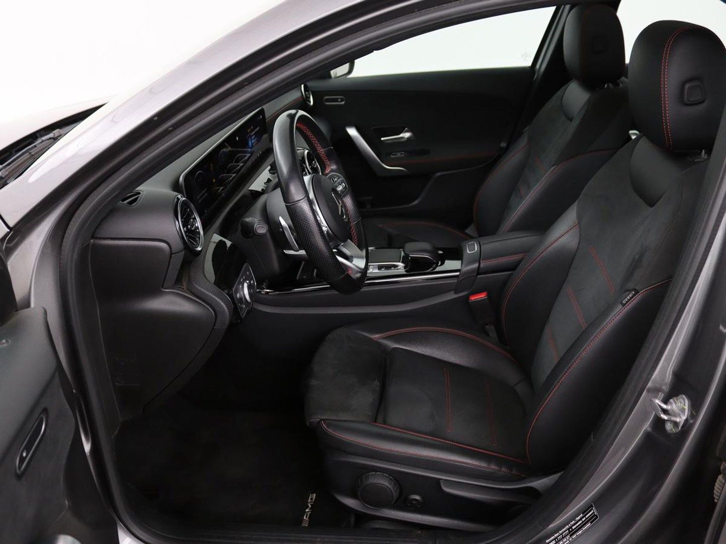 Mercedes-Benz A-Klasse 180d AMG | 36.600km NAP | Panoramadak | Stoelverwarming | Carplay | Camera | Full LED | Navigatie | Leder/Alcantara | Widescreen