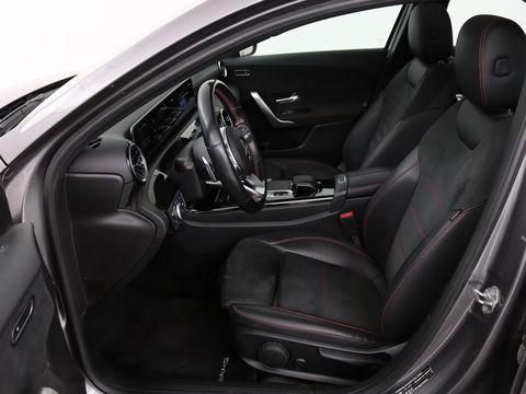 Mercedes-Benz A-Klasse 180d AMG | 36.600km NAP | Panoramadak | Stoelverwarming | Carplay | Camera | Full LED | Navigatie | Leder/Alcantara | Widescreen