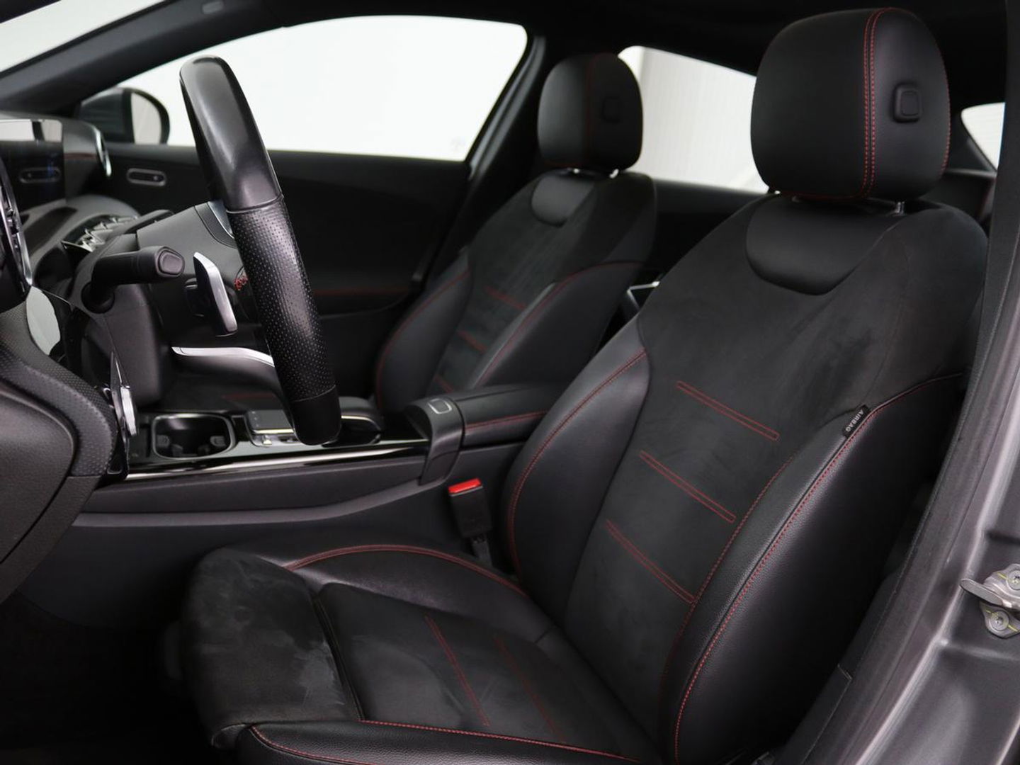 Mercedes-Benz A-Klasse 180d AMG | 36.600km NAP | Panoramadak | Stoelverwarming | Carplay | Camera | Full LED | Navigatie | Leder/Alcantara | Widescreen