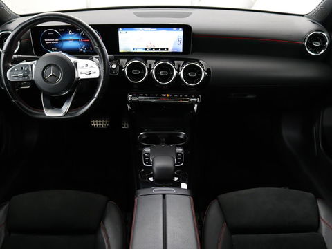 Mercedes-Benz A-Klasse 180d AMG | 36.600km NAP | Panoramadak | Stoelverwarming | Carplay | Camera | Full LED | Navigatie | Leder/Alcantara | Widescreen