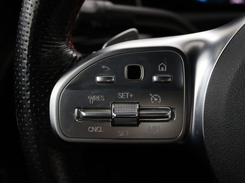 Mercedes-Benz A-Klasse 180d AMG | 36.600km NAP | Panoramadak | Stoelverwarming | Carplay | Camera | Full LED | Navigatie | Leder/Alcantara | Widescreen