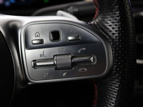 Mercedes-Benz A-Klasse 180d AMG | 36.600km NAP | Panoramadak | Stoelverwarming | Carplay | Camera | Full LED | Navigatie | Leder/Alcantara | Widescreen