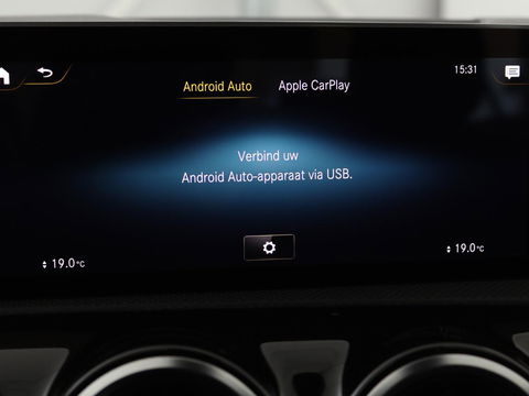 Mercedes-Benz A-Klasse 180d AMG | 36.600km NAP | Panoramadak | Stoelverwarming | Carplay | Camera | Full LED | Navigatie | Leder/Alcantara | Widescreen