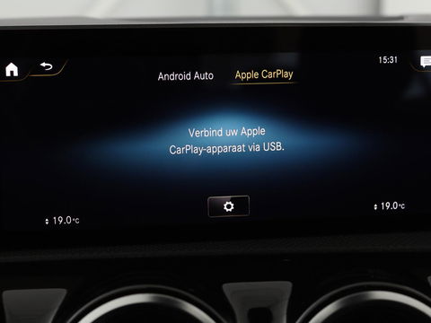 Mercedes-Benz A-Klasse 180d AMG | 36.600km NAP | Panoramadak | Stoelverwarming | Carplay | Camera | Full LED | Navigatie | Leder/Alcantara | Widescreen