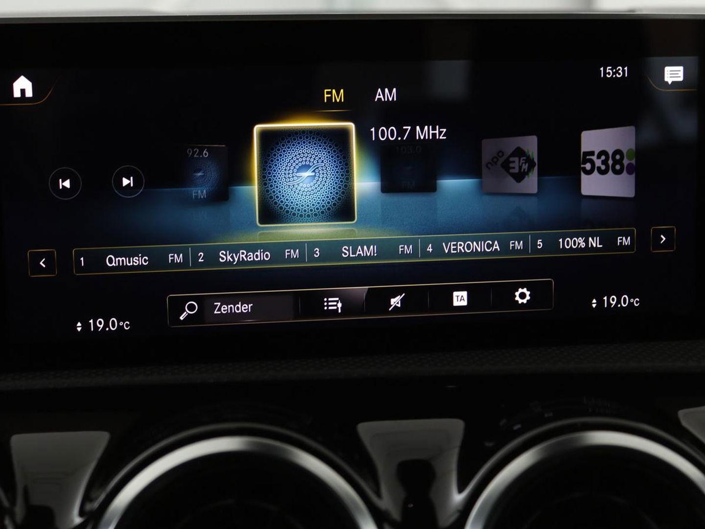 Mercedes-Benz A-Klasse 180d AMG | 36.600km NAP | Panoramadak | Stoelverwarming | Carplay | Camera | Full LED | Navigatie | Leder/Alcantara | Widescreen