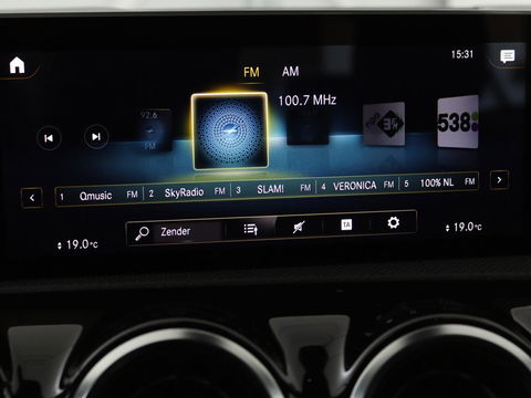 Mercedes-Benz A-Klasse 180d AMG | 36.600km NAP | Panoramadak | Stoelverwarming | Carplay | Camera | Full LED | Navigatie | Leder/Alcantara | Widescreen