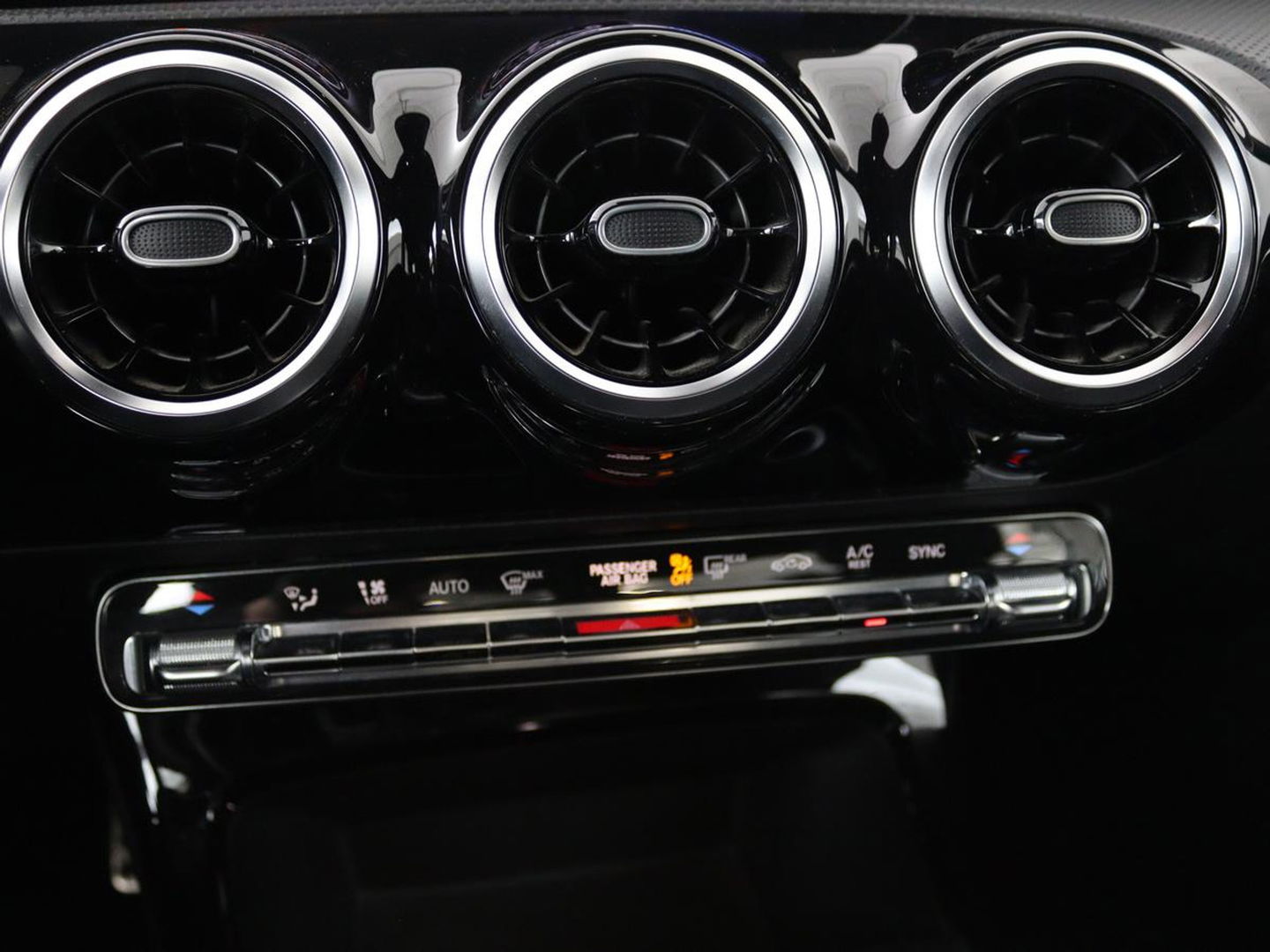 Mercedes-Benz A-Klasse 180d AMG | 36.600km NAP | Panoramadak | Stoelverwarming | Carplay | Camera | Full LED | Navigatie | Leder/Alcantara | Widescreen