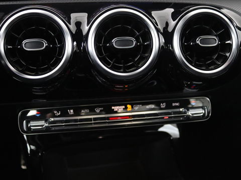 Mercedes-Benz A-Klasse 180d AMG | 36.600km NAP | Panoramadak | Stoelverwarming | Carplay | Camera | Full LED | Navigatie | Leder/Alcantara | Widescreen