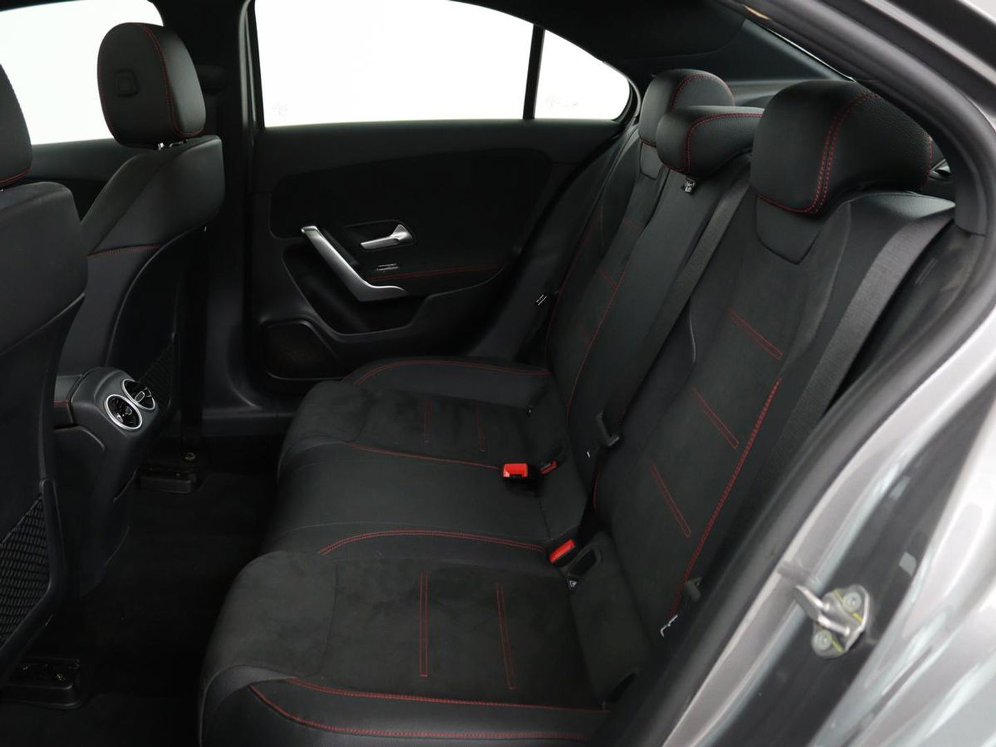 Mercedes-Benz A-Klasse 180d AMG | 36.600km NAP | Panoramadak | Stoelverwarming | Carplay | Camera | Full LED | Navigatie | Leder/Alcantara | Widescreen