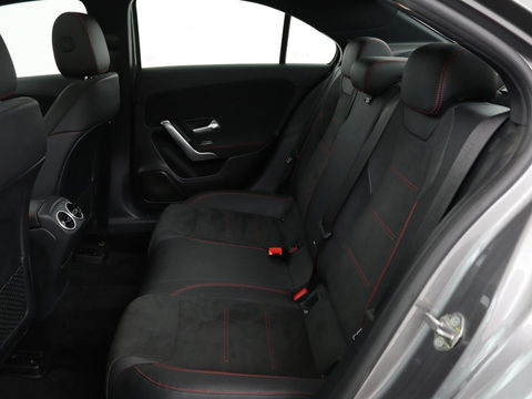 Mercedes-Benz A-Klasse 180d AMG | 36.600km NAP | Panoramadak | Stoelverwarming | Carplay | Camera | Full LED | Navigatie | Leder/Alcantara | Widescreen