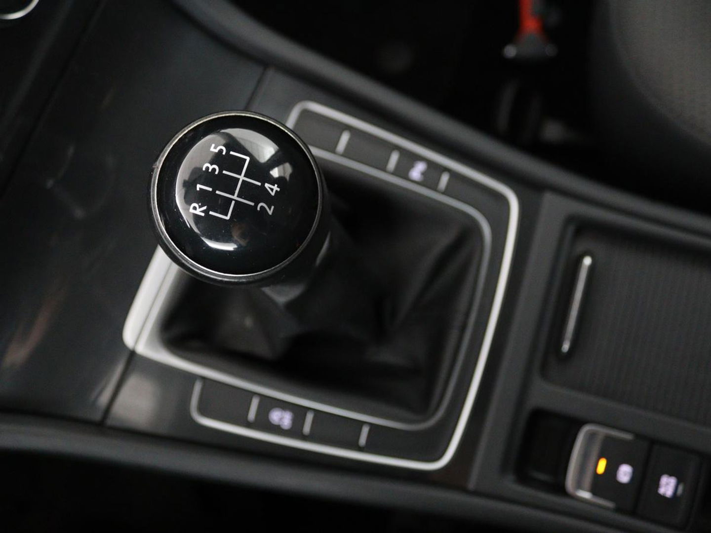 Volkswagen GOLF Variant 1.6 TDI Comfortline | Apple Carplay | Navigatie | Cruise Control Adaptief | Parkeersensor voor en achter | LED | LMV