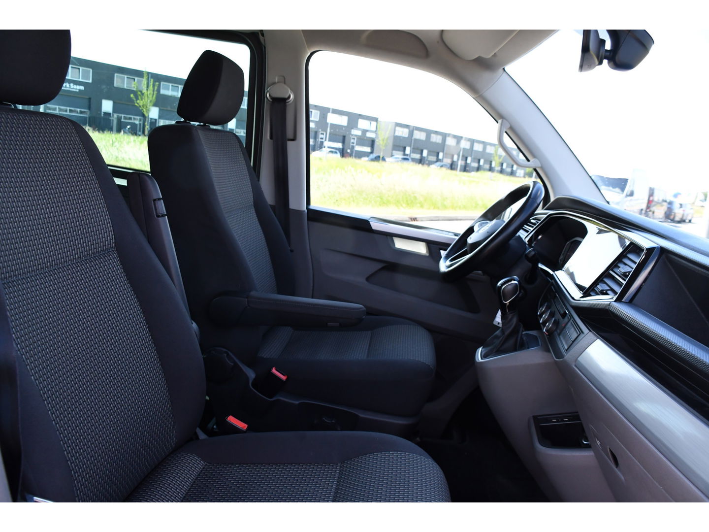 Volkswagen Transporter 2.0 TDI L2H1 30 DC Bulli Virtual, Adaptieve Cruise, Carplay, LED, Automaat, Trekhaak, 150PK, Sensoren, Uniek!