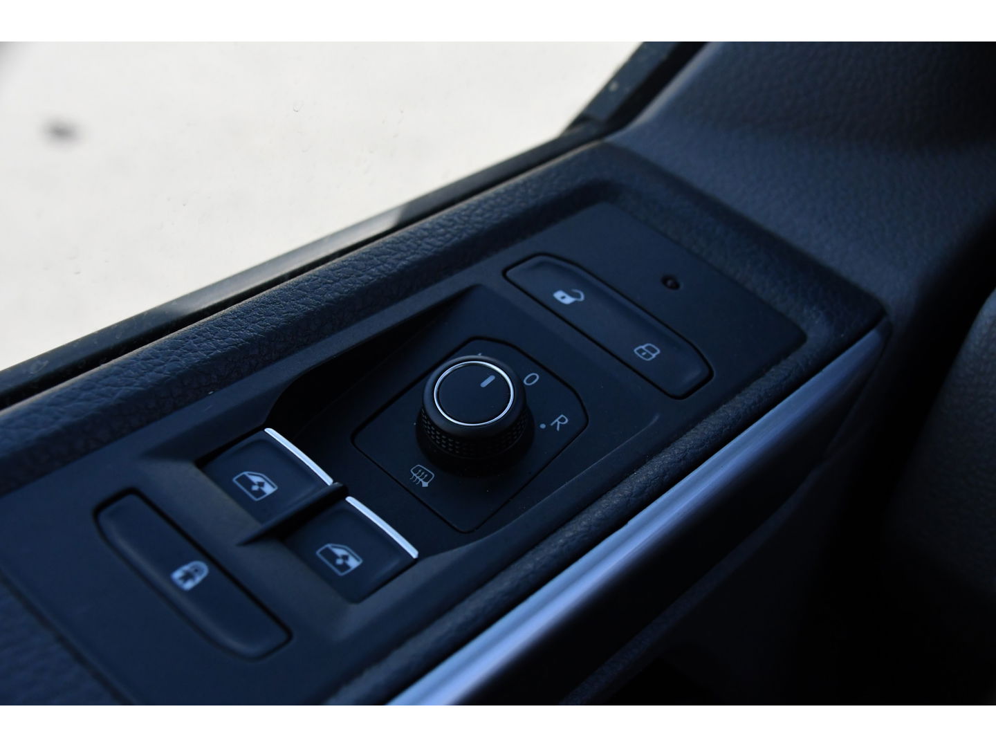 Volkswagen Transporter 2.0 TDI L2H1 30 DC Bulli Virtual, Adaptieve Cruise, Carplay, LED, Automaat, Trekhaak, 150PK, Sensoren, Uniek!