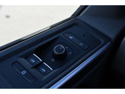 Volkswagen Transporter 2.0 TDI L2H1 30 DC Bulli Virtual, Adaptieve Cruise, Carplay, LED, Automaat, Trekhaak, 150PK, Sensoren, Uniek!