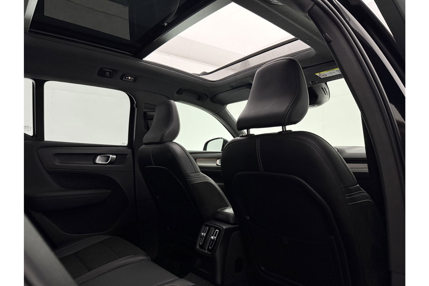 Volvo XC40 1.5 T5 Twin Engine R-Design 262PK Pano Camera LED Virtual Sfeer Trekhaak Memory Carplay Clima Cruise Navi PDC 20''LMV