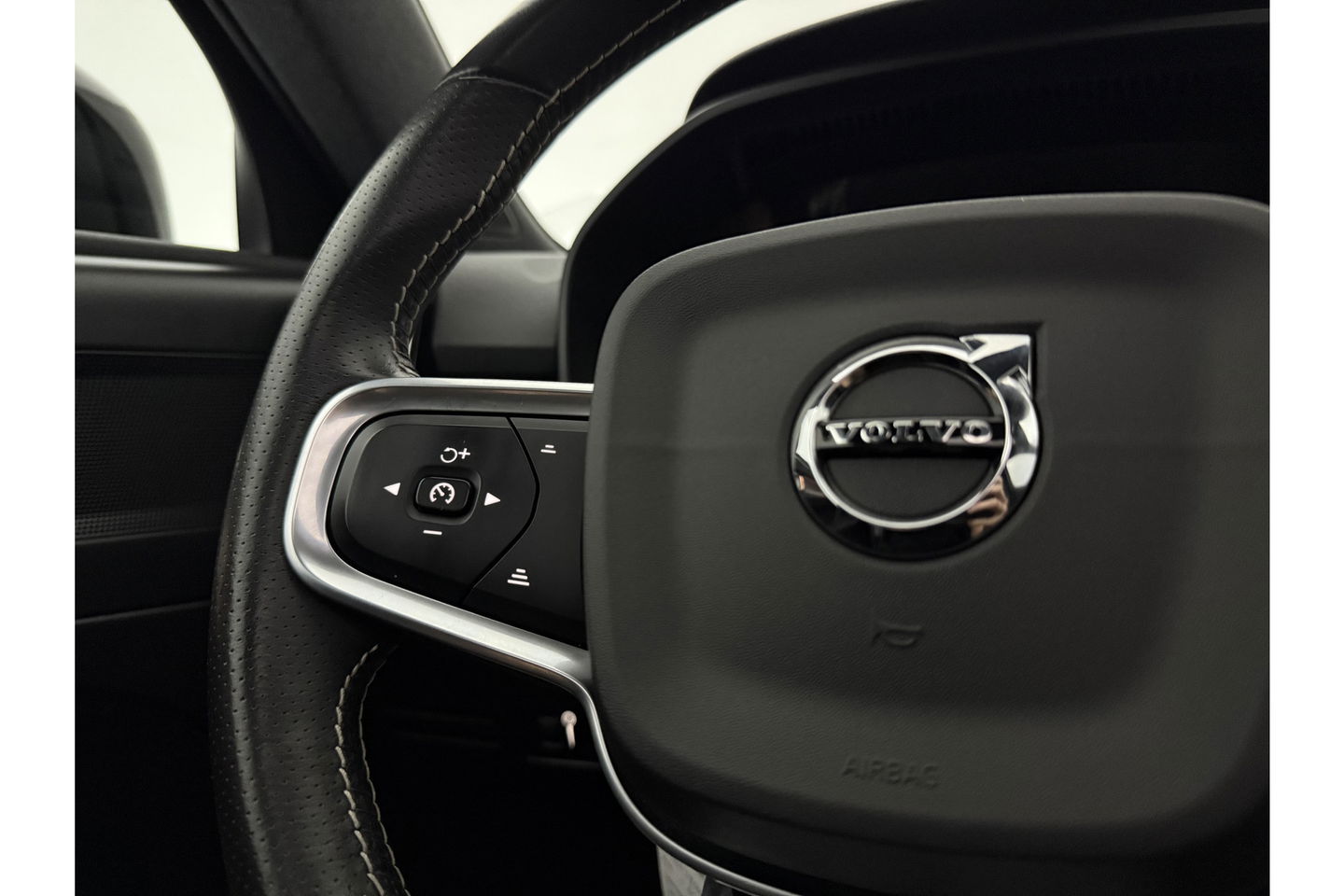 Volvo XC40 1.5 T5 Twin Engine R-Design 262PK Pano Camera LED Virtual Sfeer Trekhaak Memory Carplay Clima Cruise Navi PDC 20''LMV