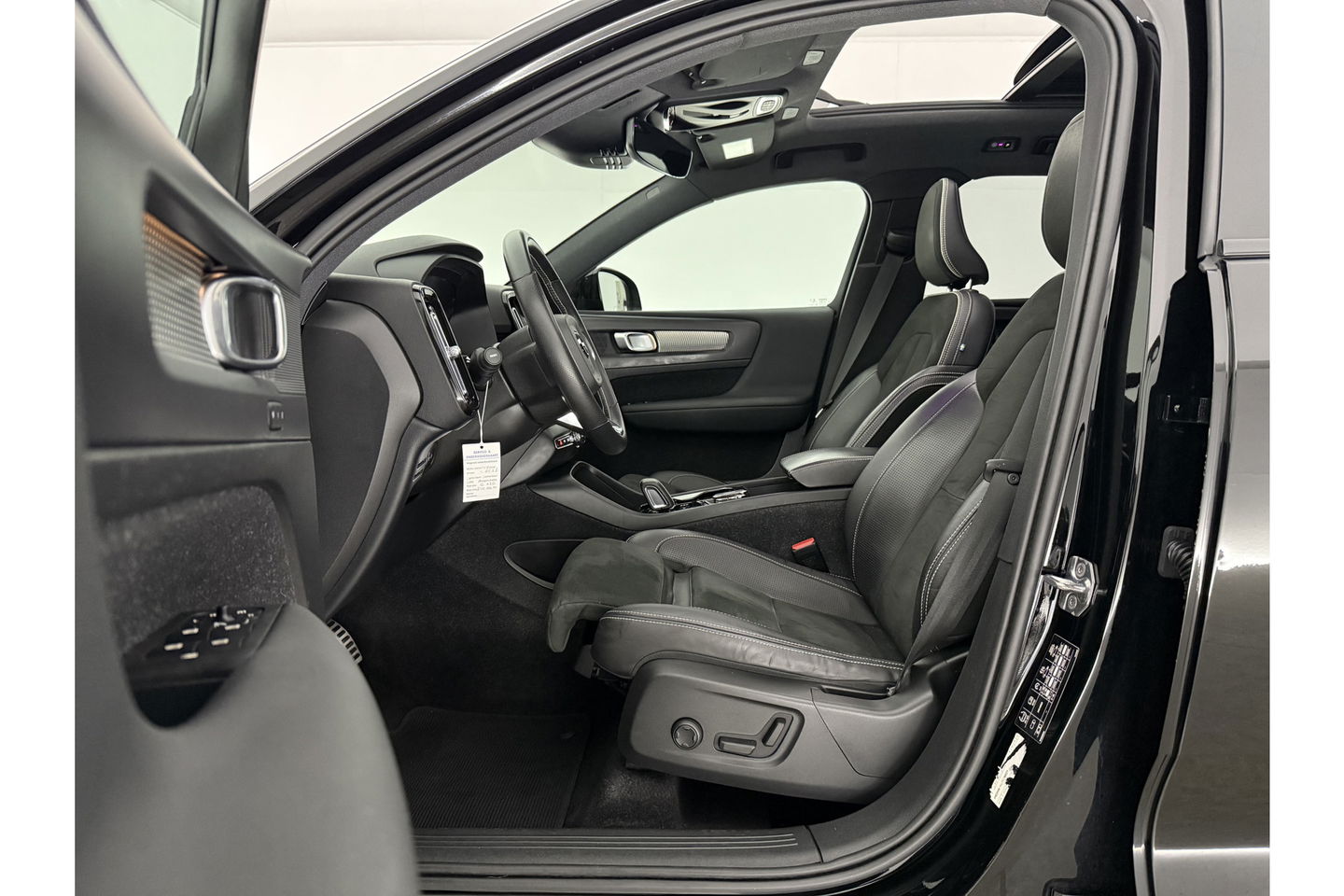 Volvo XC40 1.5 T5 Twin Engine R-Design 262PK Pano Camera LED Virtual Sfeer Trekhaak Memory Carplay Clima Cruise Navi PDC 20''LMV