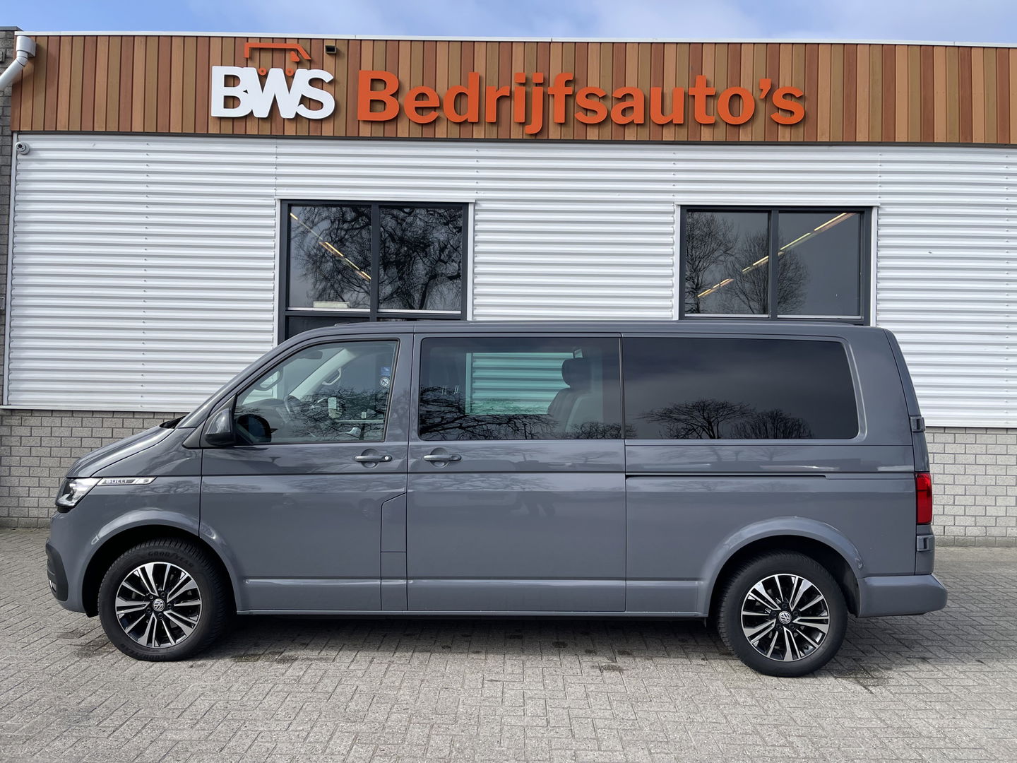 Volkswagen Transporter 2.0 TDI 150pk DSG automaat L2H1 30 DC Bulli 5 persoons / vaste prijs rijklaar € 35.950 ex btw / lease vanaf € 643 / airco / cruise / navi / camera / leer / dubbele schuifdeur / achterdeuren !