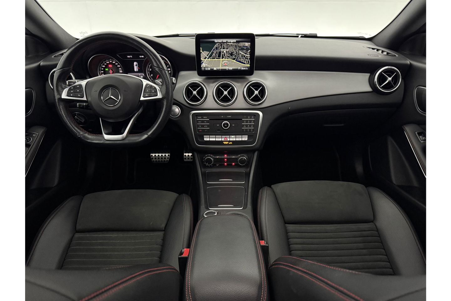 Mercedes-Benz CLA-Klasse 180 AMG Pano Camera Trekhaak Airco Cruise Navi 18"LMV PDC