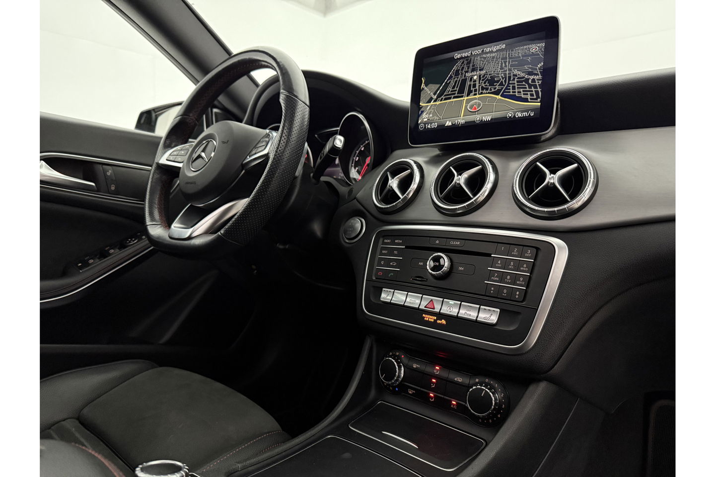 Mercedes-Benz CLA-Klasse 180 AMG Pano Camera Trekhaak Airco Cruise Navi 18"LMV PDC