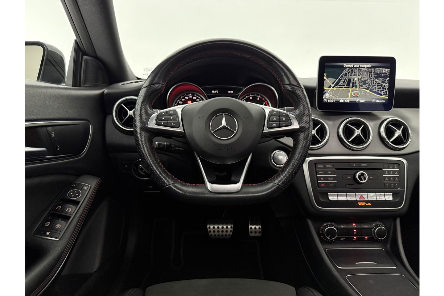 Mercedes-Benz CLA-Klasse 180 AMG Pano Camera Trekhaak Airco Cruise Navi 18"LMV PDC