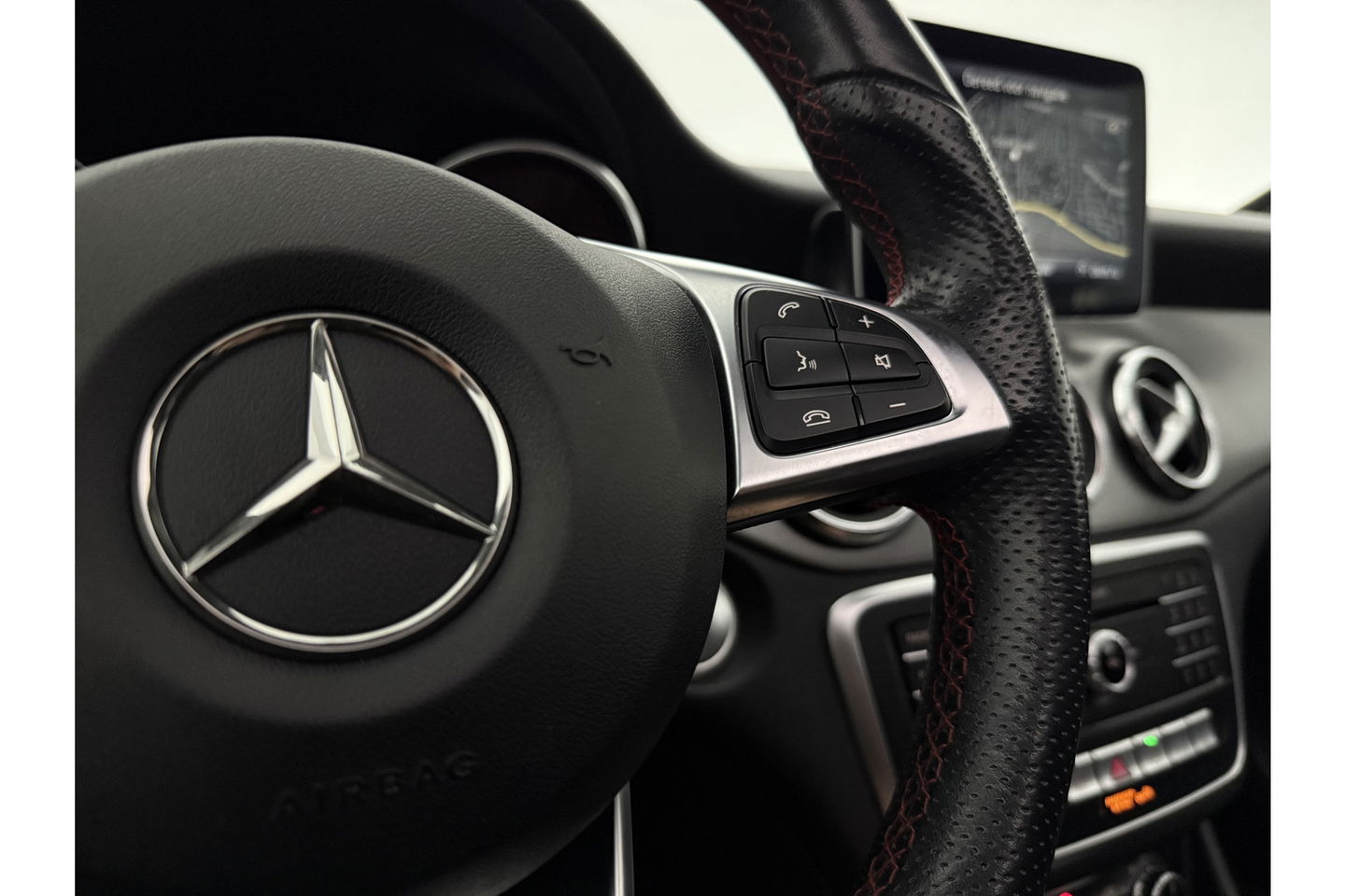 Mercedes-Benz CLA-Klasse 180 AMG Pano Camera Trekhaak Airco Cruise Navi 18"LMV PDC