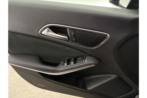 Mercedes-Benz CLA-Klasse 180 AMG Pano Camera Trekhaak Airco Cruise Navi 18"LMV PDC