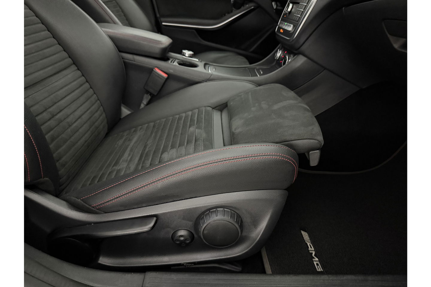 Mercedes-Benz CLA-Klasse 180 AMG Pano Camera Trekhaak Airco Cruise Navi 18"LMV PDC