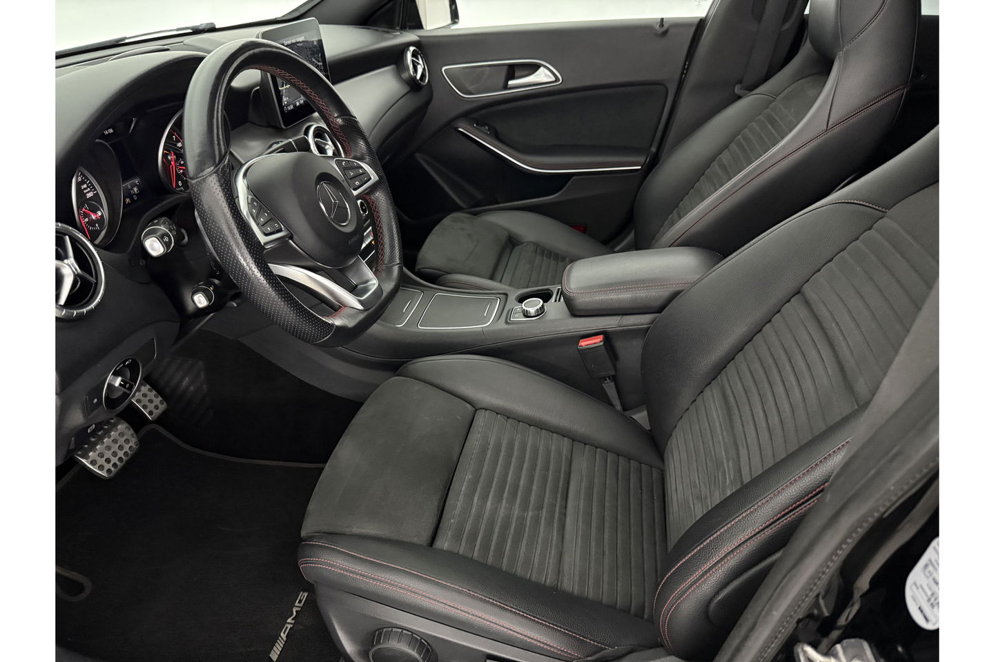 Mercedes-Benz CLA-Klasse 180 AMG Pano Camera Trekhaak Airco Cruise Navi 18"LMV PDC
