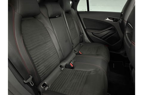 Mercedes-Benz CLA-Klasse 180 AMG Pano Camera Trekhaak Airco Cruise Navi 18"LMV PDC