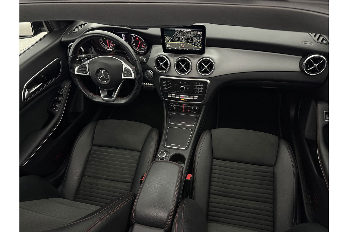 Mercedes-Benz CLA-Klasse 180 AMG Pano Camera Trekhaak Airco Cruise Navi 18"LMV PDC
