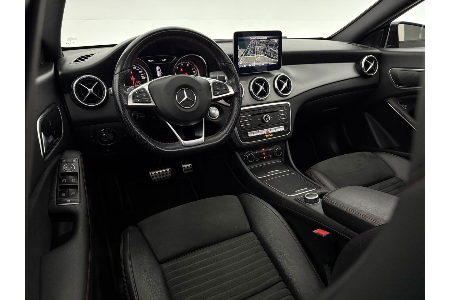Mercedes-Benz CLA-Klasse 180 AMG Pano Camera Trekhaak Airco Cruise Navi 18"LMV PDC