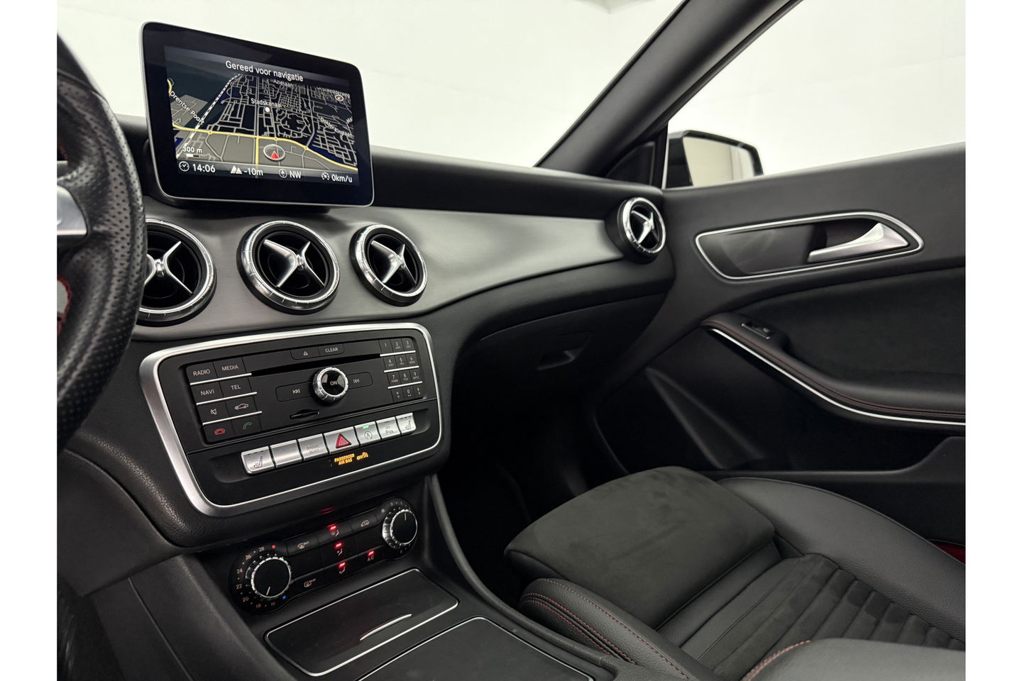 Mercedes-Benz CLA-Klasse 180 AMG Pano Camera Trekhaak Airco Cruise Navi 18"LMV PDC