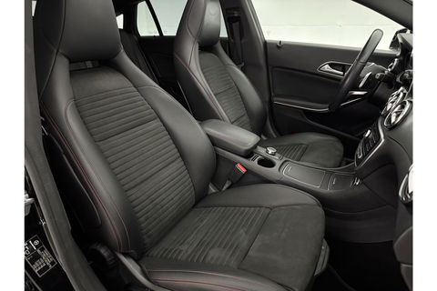 Mercedes-Benz CLA-Klasse 180 AMG Pano Camera Trekhaak Airco Cruise Navi 18"LMV PDC