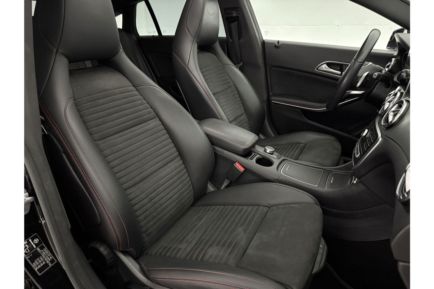 Mercedes-Benz CLA-Klasse 180 AMG Pano Camera Trekhaak Airco Cruise Navi 18"LMV PDC