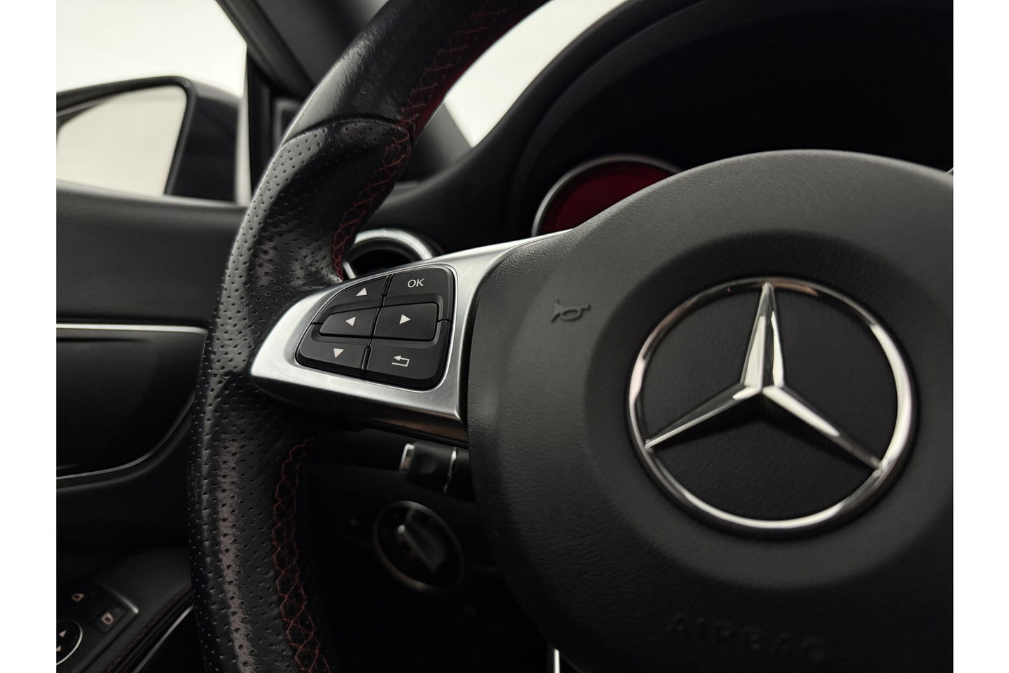 Mercedes-Benz CLA-Klasse 180 AMG Pano Camera Trekhaak Airco Cruise Navi 18"LMV PDC